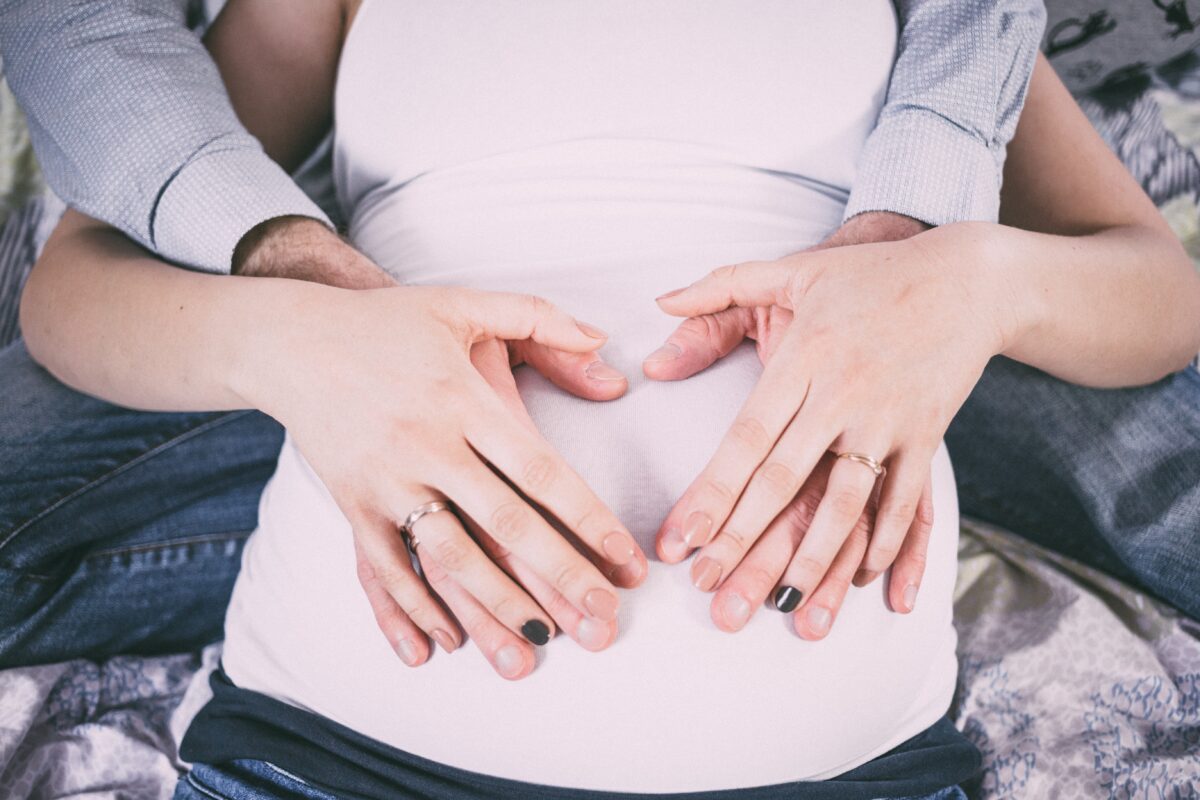heart_shape_on_a_pregnant_belly-1200x800.jpg